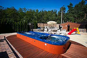 Ubytování v penzionu, Resort Štilec - relaxační část - venkovní bazén s vířivkou
