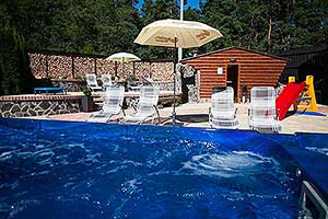Ubytování v penzionu, Resort Štilec - relaxační část - venkovní bazén s vířivkou